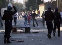 وزير الداخلية الجزائري: قتيلان واصابة 300 شرطي بجروح خلال الصدامات