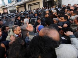 رئيس تونس يقيل وزير داخليته على خلفية الاحتجاجات التي تشهدها البلاد