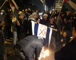 طالبوا بوقف التنسيق مع إسرائيل..احتجاجات على زيارة ليبرمان لليونان