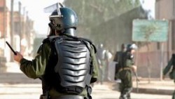 الجيش التونسي يعتقل مئات من قيادات الشرطة بتهمة استعمال العنف