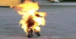 بالفيديو: شاب جزائري يحرق نفسه أمام رئيس بلدته لرفضه منحه وظيفة