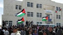 موظفو صندوق المشاريع التنموية يعتصمون امام مجلس النواب