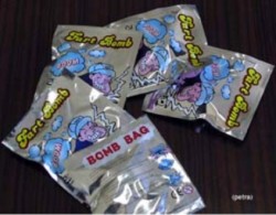 طلاب يحملون اكياسا ذات رائحة كريهة تثير استياء المعلمين