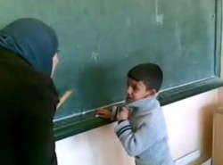 "التربية" تتوصل للمعلمة صاحبة الفيديو الشهير وتبدأ بالتحقيق معها