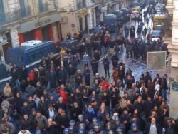 42 جريحاً بينهم برلماني بعد قمع الشرطة تظاهرة ضد "الطوارئ" بالجزائر