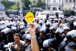 الاف المصريين يتدفقون الى الشوارع مرددين هتافات ضد مبارك