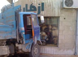 قلاب يداهم محل ازهار في شارع المدينة المنورة واصابة سائقه