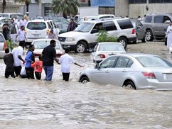 مئات الموظفين محتجزون في مواقع عملهم في جدة منذ صباح الأربعاء