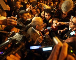 هروب طاقم السفارة الاسرائيلية والاقامة الجبرية على البرادعي وانباء عن دخول الجيش