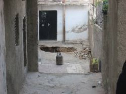 تهاوي سقوف حفر امتصاصية في أحد الشوارع الداخلية لمدينة كفرنجة