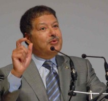 أحمد زويل يدعو إلى تشكيل "لجنة حكماء" لإدارة أمور البلاد في مصر