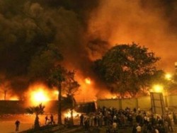 فرار آلاف السجناء بينهم إسلاميون بعد استيلائهم على أسلحة في معتقل شمال القاهرة