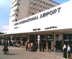 700 طالب وطالبة يصلون مطار القاهرة والسفير الملقي يتابع أوراق مغادرتهم