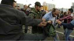 الجارديان: الجيش المصري متورط باعتقال وتعذيب متظاهرين