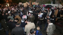 مسيرات احتفالية في شوارع عمان والمدن الاردنية والالاف يتوجهون الى السفارة بعمان