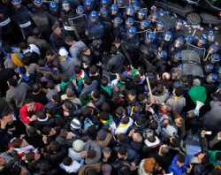 مصادمات بين الشرطة الجزائرية ومتظاهرين واعتقالات تطال ناشطين