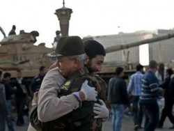 الجيش يكلف الحكومة المصرية الحالية بتسيير الأعمال حتى تشكيل أخرى جديدة