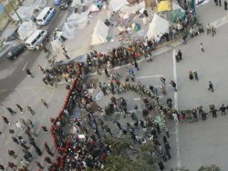 احتكاكات بين الجيش ومحتجين أثناء محاولات لإخلاء ميدان التحرير