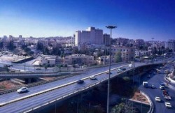 اب يحاول القاء طفليه من على جسر دوار الداخلية