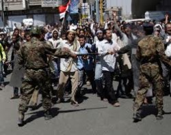 اليمن: مقتل طالب في مواجهات مع أنصار النظام