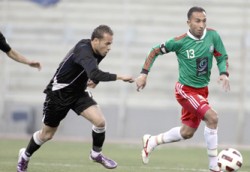 الوحدات ينقش لوحة الفرح بثلاثية البقعة