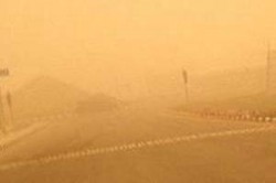 اغلاق اجزاء من الطريق الصحراوي بسبب الغبار الكثيف