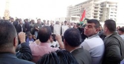 العقبة: عمال المياومة ينصبون الخيام في ساحة المفوضية للتأكيد على مطالبهم