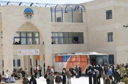 مئات المتظاهرين يمنعون رئيس جامعة الحسين من دخول الحرم الجامعي