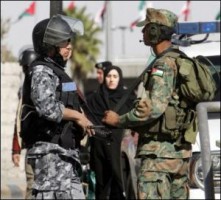 الاجهزة الامنية تضبط 5 أشخاص خارجين عن القانون في مسيرة الجمعة