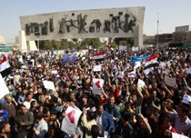 سقوط مبنى محافظة البصرة في يد المتظاهرين ومقتل خمسة منهم واصابة العشرات