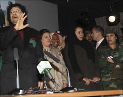 القذافي: نساء الحراسة وخيام الاقامة وملابس عجيبة