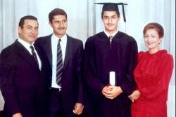 مصر: النائب العام يقرر منع مبارك واسرته من المغادرة والتحفظ على اموالهم