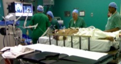 ثلاث عمليات و 50 غرزة لطبيب تعرض لاعتداء بشفرة بالوجه