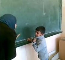 (الادعاء) يوجه 4 تهم لمعلمتي شريط (اليوتيوب)