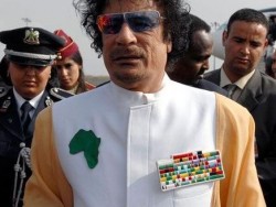 ملابس القذافي.. زخرفات غريبة وتصاميم متعددة توازي حالته الفكرية