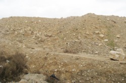 تلال الفوسفات تجثم على صدر مدينة الرصيفة منذ عشرات السنين