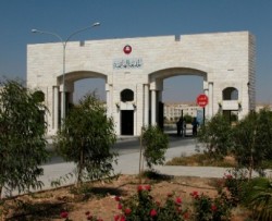 طلاب الهاشمية يحتجون على أزمة المواصلات في دوار المدينة الرياضية