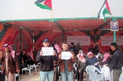 اهالي الحلابات ينفذون اعتصاما مفتوحا امام مصنع (الاسمنت الابيض)