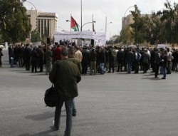 معتصمو الرأي اغلقوا شارع الملكة رانيا لعشرة دقائق