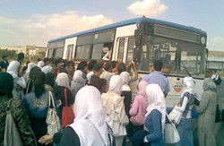 طلبة الهاشمية يغلقون مجمع رغدان بعد اضراب سائقي باصات خط الجامعة