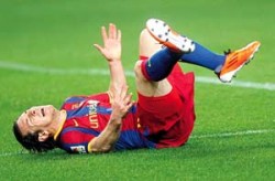 "العين" تصيب خماسي فريق برشلونة