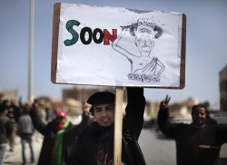 ابناء الجالية الليبية بعمان يعتصمون امام سفارة بلادهم ويطالبون بمحاكمة القذافي