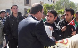 موظف بـ"الزرقاء الخاصة" يعتدي على طالب بالضرب ويتطاول على الذات الإلهية