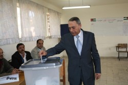 تمديد فترة الانتخاب في الدائرة الأولى حتى الساعة التاسعة والبخيت يدلي بصوته