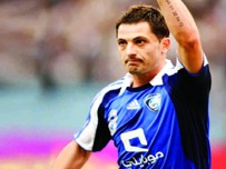 عالم دين سعودي يطالب بطرد لاعب كرة روماني قبل الصليب