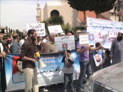 أهالي معتقلين بالسعودية يبدؤون إضرابا مفتوحا أمام السفارة السعودية