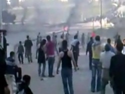 آلاف السوريين في درعا يتظاهرون احتجاجاً مع وصول وفد حكومي للمدينة