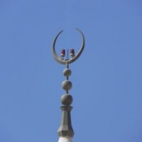 أقنعه شقيق الشاب أنه توفى.."مزحة" تخدع إماما وتدفعه لنعي شاب حي!