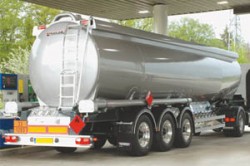 ضبط 190 طن من الوقود المهرب في احدى الشركات بعمان