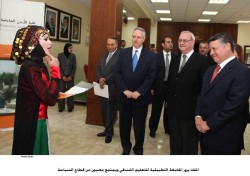 الملك يزور الجامعة التطبيقية للتعليم الفندقي ويجتمع بمعنيين من قطاع السياحة